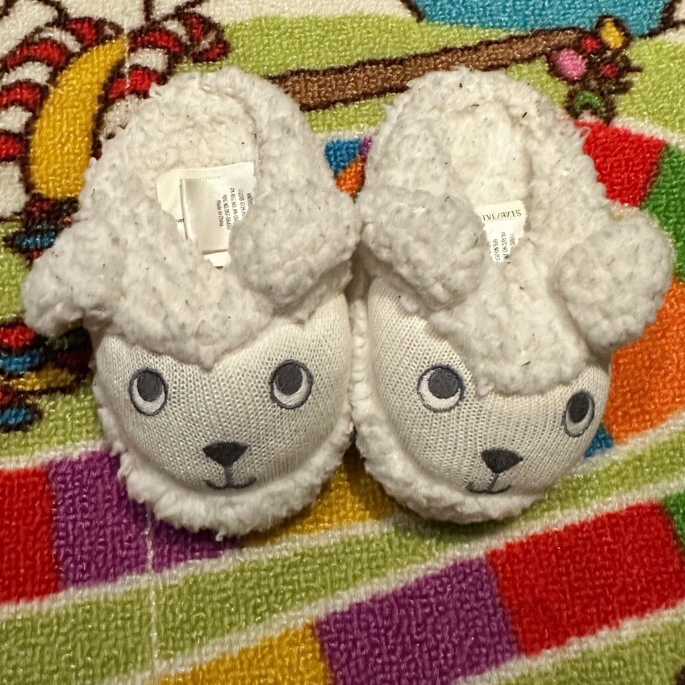🐠2/$10🐠 Gymboree lamb 🐑 slippers unisex.